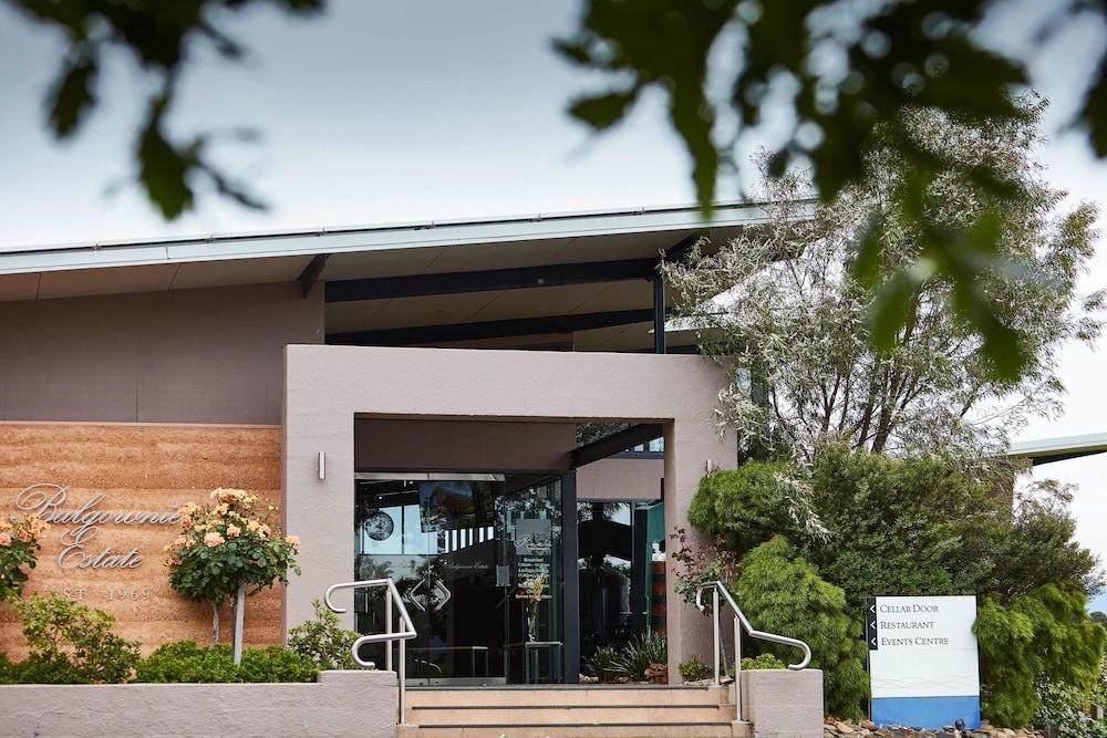 บัลโกว์นี เอสเตท ไวน์ยาร์ด รีสอร์ตแอนด์สปา Hotel ยาร์ราเกลน ภายนอก รูปภาพ Entrance to the National Museum of Australia