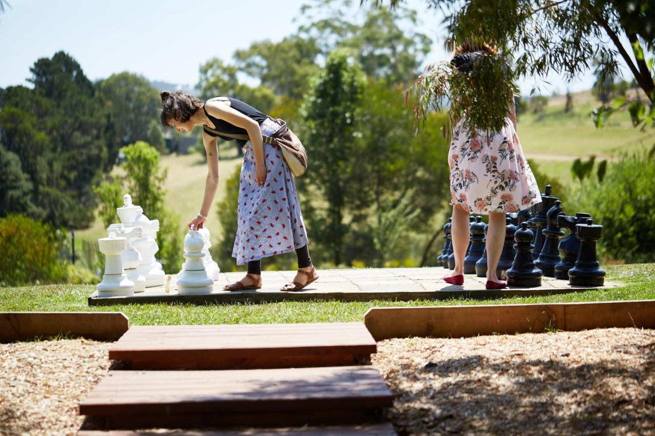 บัลโกว์นี เอสเตท ไวน์ยาร์ด รีสอร์ตแอนด์สปา Hotel ยาร์ราเกลน ภายนอก รูปภาพ The giant chess set at the Hunter Valley Gardens