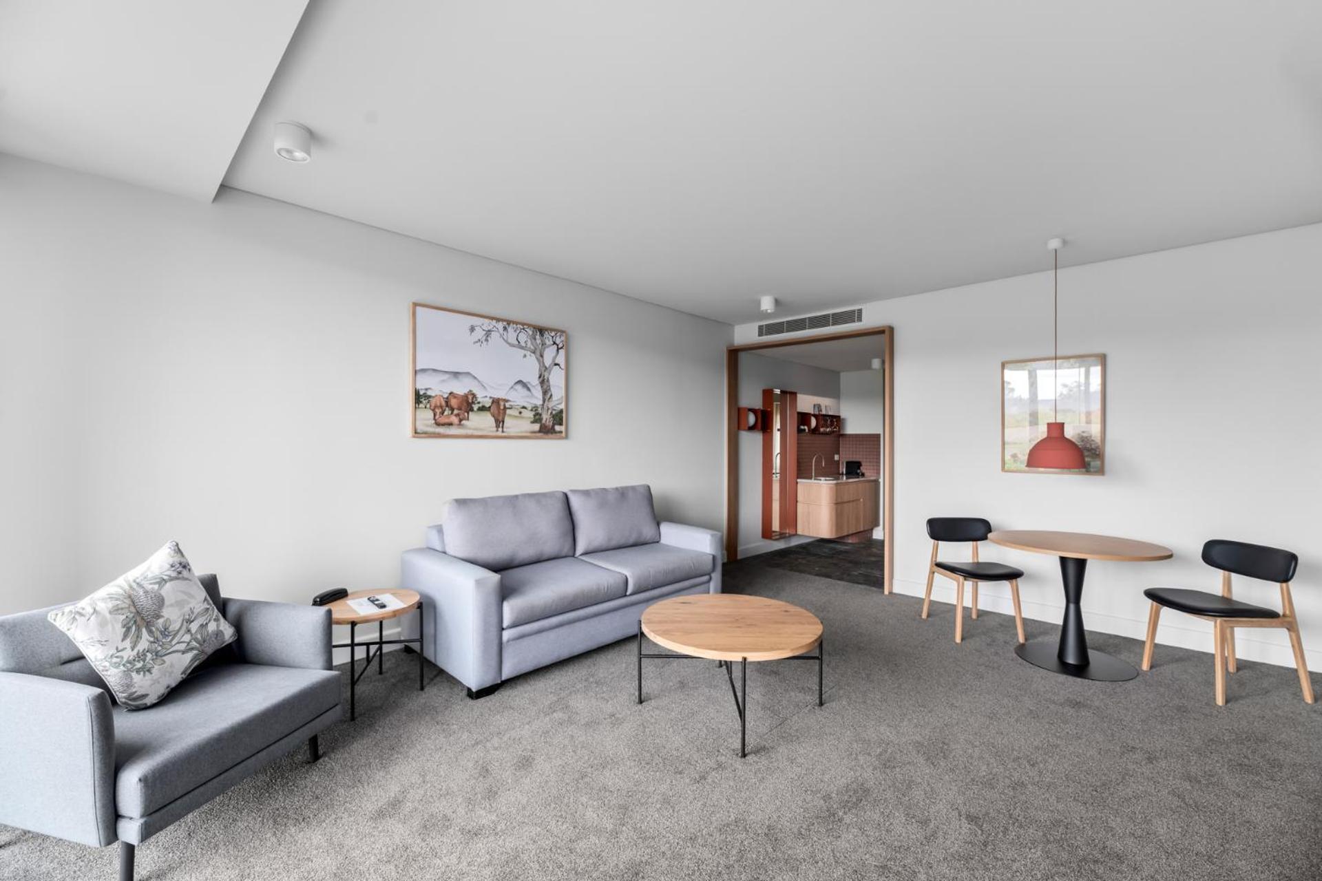 บัลโกว์นี เอสเตท ไวน์ยาร์ด รีสอร์ตแอนด์สปา Hotel ยาร์ราเกลน ภายนอก รูปภาพ A typical apartment at the University of Adelaide's Union Hall