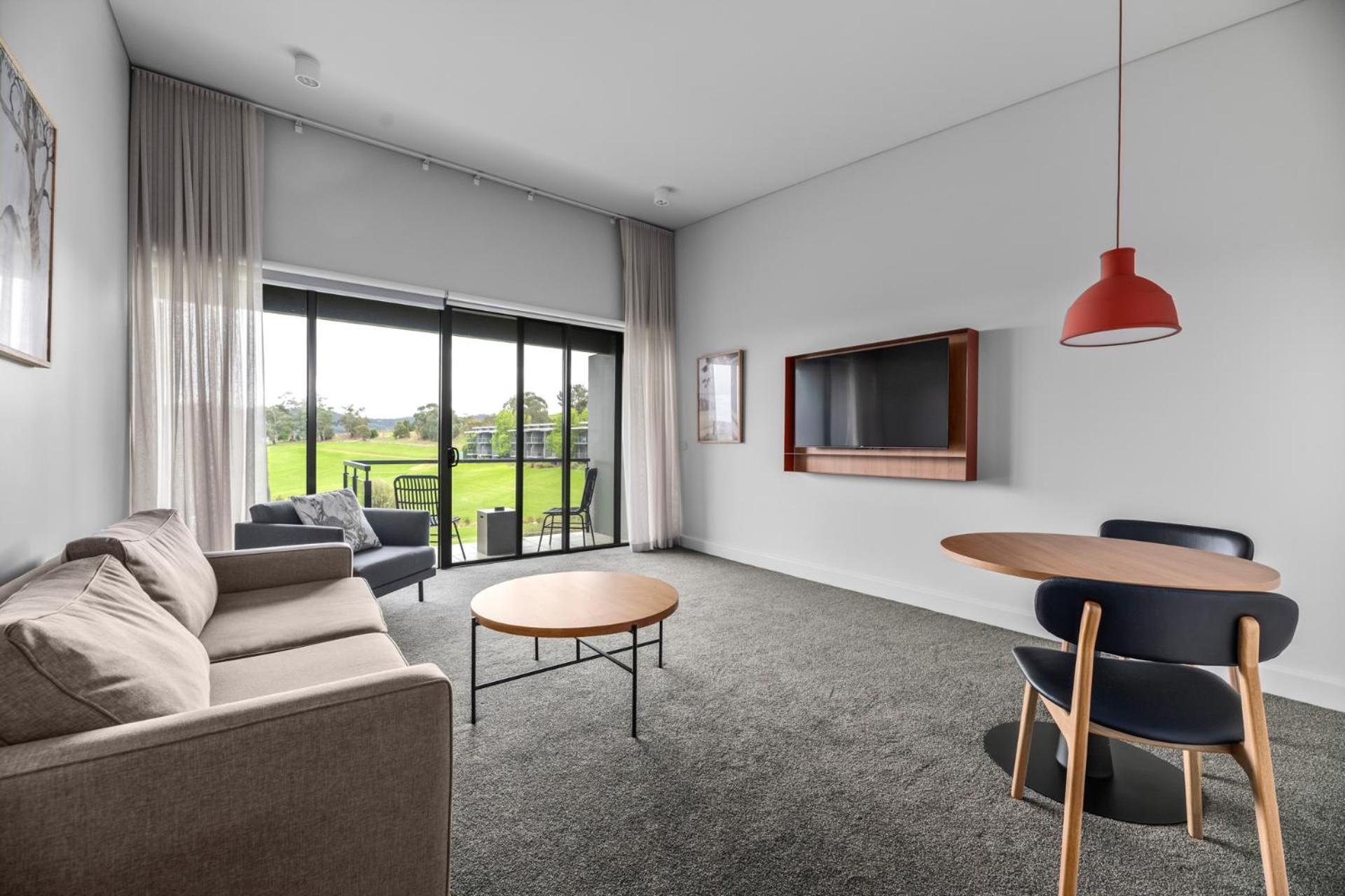 บัลโกว์นี เอสเตท ไวน์ยาร์ด รีสอร์ตแอนด์สปา Hotel ยาร์ราเกลน ห้อง รูปภาพ A living room with a television