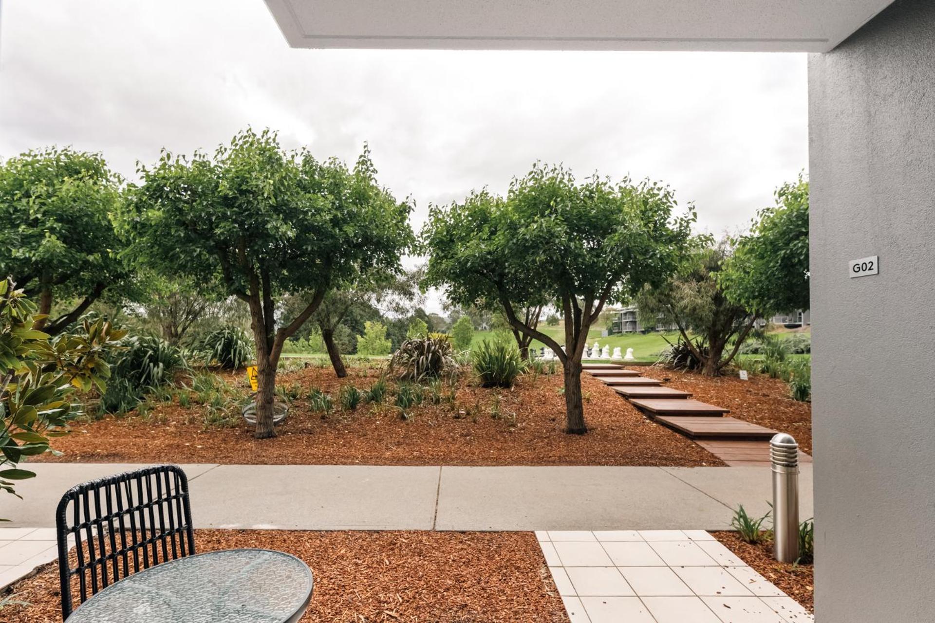 บัลโกว์นี เอสเตท ไวน์ยาร์ด รีสอร์ตแอนด์สปา Hotel ยาร์ราเกลน ห้อง รูปภาพ A view of the courtyard at the Center for the Study of the Southwest