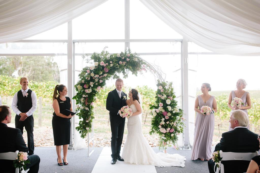 บัลโกว์นี เอสเตท ไวน์ยาร์ด รีสอร์ตแอนด์สปา Hotel ยาร์ราเกลน ภายนอก รูปภาพ A wedding ceremony in progress