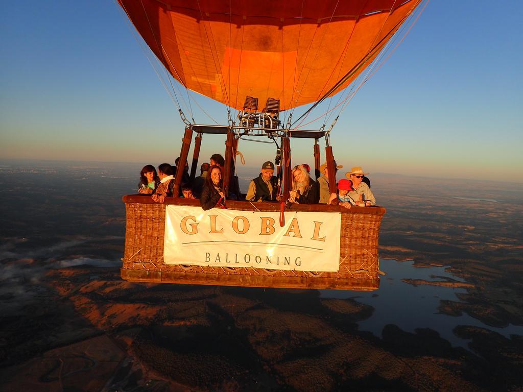 บัลโกว์นี เอสเตท ไวน์ยาร์ด รีสอร์ตแอนด์สปา Hotel ยาร์ราเกลน ภายนอก รูปภาพ Global Balloon Adventures